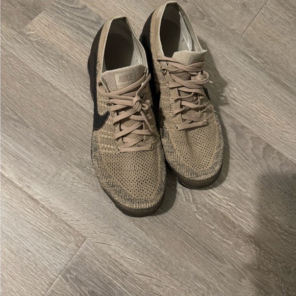 Men’s Nike Vapor Max Tennis Shoes - Picture 3 of 6